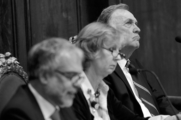 José Luis Cancela, Denise Cook y Didier Opertti, ayer, en el Paraninfo de la Universidad. Foto: Pablo Vignali