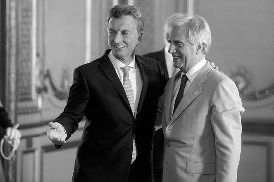 Mauricio Macri y Tabaré Vázquez, en Buenos Aires. Foto: Eitan Abramovich, Afp (archivo, diciembre de 2015)