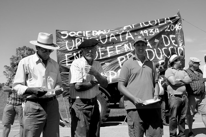 Movilización de productores en la ruta 1, km 54, el martes. Foto: Pablo Vignali