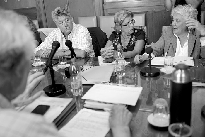 Rafael Michelini, Daniela Payssé y Lucía Topolansky en una reunión de legisladores del Frente Amplio
para tratar el tema de ANCAP, el 2 de febrero. Foto: Santiago Mazzarovich