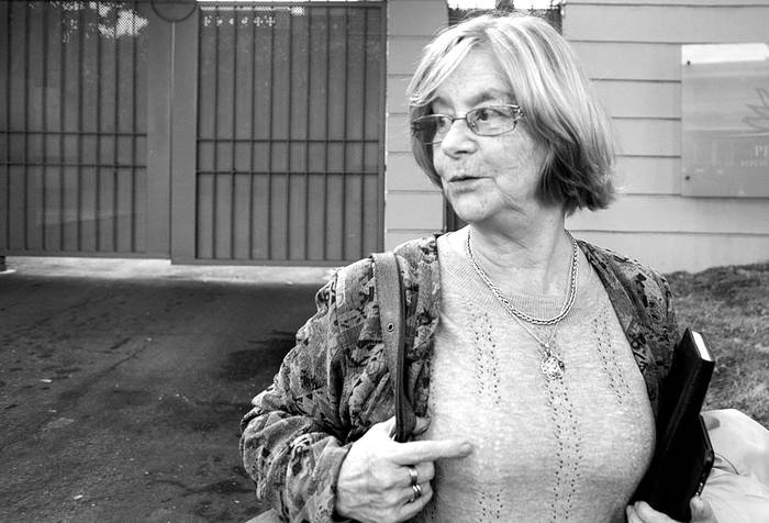 Mirtha Guianze, de la Institución Nacional de Derechos Humanos, se retira, ayer, de la residencia de Suárez. Foto: Mauricio Kühne