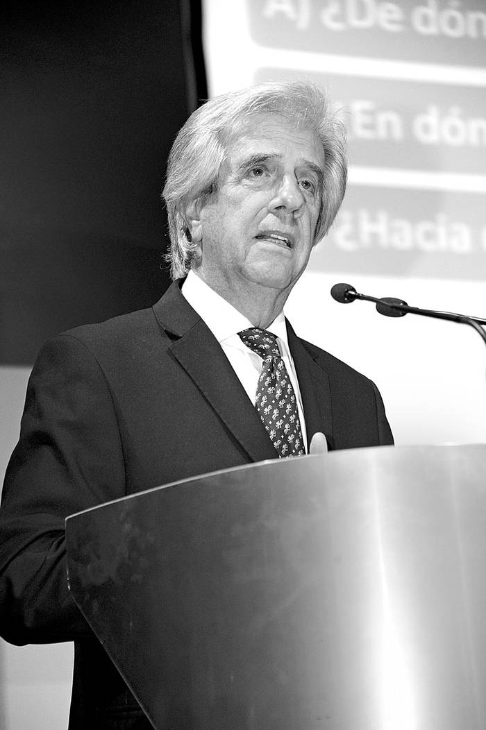 Tabaré Vázquez, ayer, en la reunión del Diálogo Social.
Foto: Presidencia, s/d de Autor