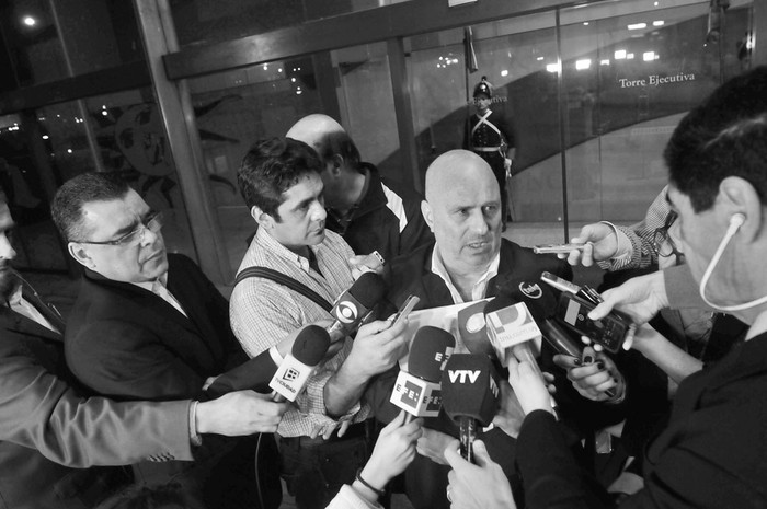 Edgardo Novick a la salida de la reunión con el presidente Tabaré Vázquez, ayer, en la Torre Ejecutiva. • Foto: Federico Gutiérrez