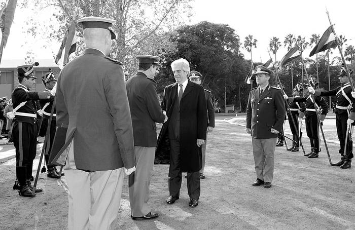 Tabaré Vázquez es recibido por el comandante en jefe del Ejército, Guido Manini Ríos,
ayer, en la sede del Comando General. Foto: Presidencia s/d de Autor