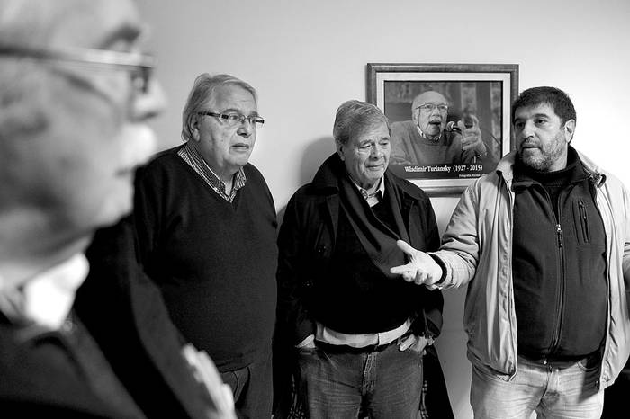 Jorge Voituret, Eduardo Platero, Paulino Porras y Fernando Pereira, durante el homenaje a Wladimir Turiansky, el viernes, en la sede del PIT-CNT. Foto: Santiago Mazzarovich
