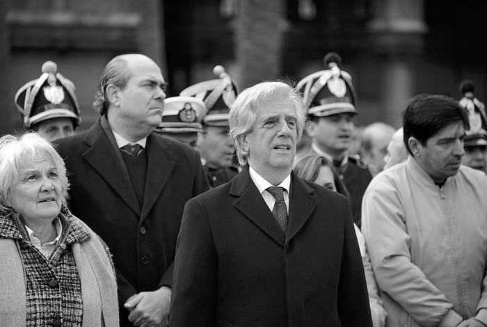 Lucía Topolansky, Pablo Abdala y Tabaré Vázquez, ayer, en la plaza Independencia. Foto: Alvaro Salas, Presidencia