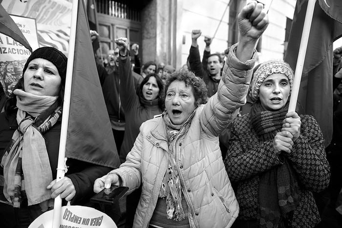 Concentración del PIT-CNT en el marco del paro general parcial, ayer, frente al Ministerio de Economía y Finanzas. Foto: Santiago Mazzarovich (archivo, junio de 2016)