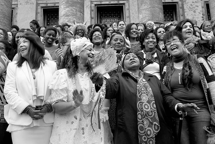 Mujeres afrodescendientes posan para una gigantografía, ayer, en las escalinatas del Palacio Legislativo. Foto: Pablo Vignali