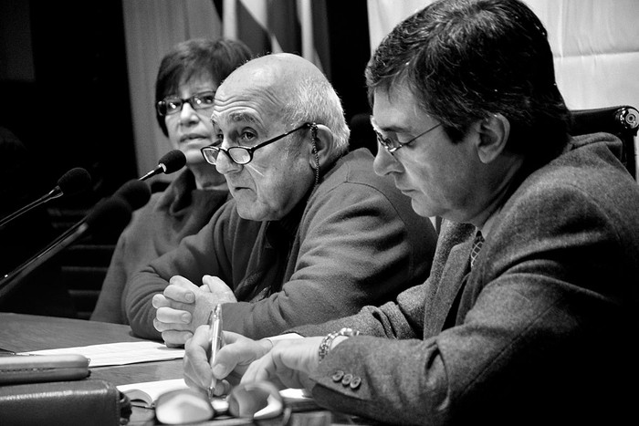 Marina Arismendi, Roberto Markarian y Álvaro García, ayer, en la sala Maggiolo de la Universidad. Foto: Virginia Martínez Díaz