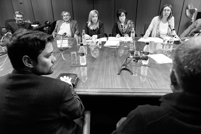 Integrantes de la Comisión de Salud Pública de Diputados con usuarios de aceite de cannabis,
ayer, en el anexo del Palacio Legislativo. Foto: Santiago Mazzarovich
