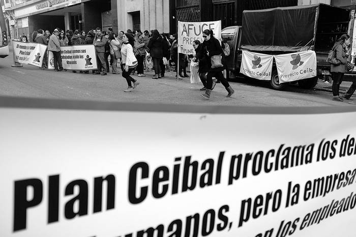 Movilización de trabajadores del Plan Ceibal, el 7 de julio, frente a la Torre Ejecutiva. Foto: Pablo Vignali