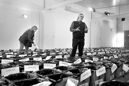 Alfredo Curbelo, presidente de la Comisión Electoral del Frente Amplio, durante
los preparativos para las elecciones del domingo. Foto: Pablo Vignali Alfredo Curbelo, presidente de la Comisión Electoral del Frente Amplio, durante
los preparativos para las elecciones del domingo. Foto: Pablo Vignali