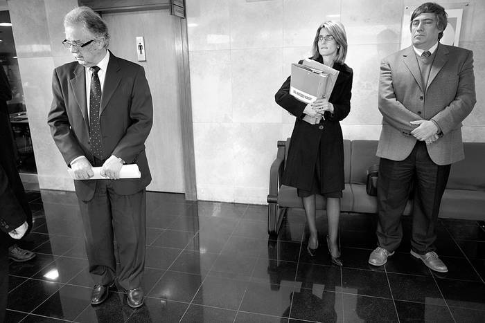 Jorge Menéndez (i) antes de ingresar a la Comisión de Derechos Humanos de la Cámara de Diputados,
ayer, en el edificio anexo del Palacio Legislativo. Foto: Santiago Mazzarovich