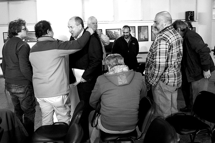 Ernesto Murro con representantes de la intergremial de trabajadores del mar, ayer, en el Ministerio de Trabajo y Seguridad Social. Foto: Pablo Vignali