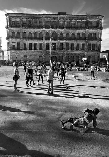 Actividad para promover la recuperación de la Plaza de Deportes Nº 1, el domingo en la Ciudad Vieja. Foto: Iván Franco Actividad para promover la recuperación de la Plaza de Deportes Nº 1, el domingo en la Ciudad Vieja. Foto: Iván Franco