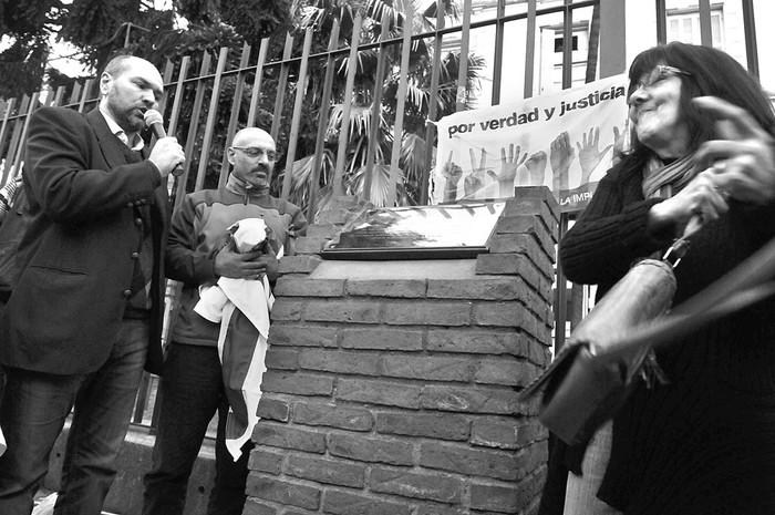 Nicolás Pons, Marcelo Abdala y Ana Amorós, en el acto de descubrimiento de la placa de la memoria, el viernes en el Hospital Militar. Foto: Federico Gutiérrez