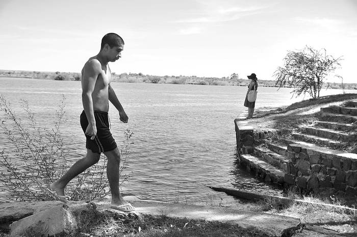 Camping a orillas del río Negro, en Paso de los Toros. Foto: Javier Calvelo (archivo, febrero de 2012)