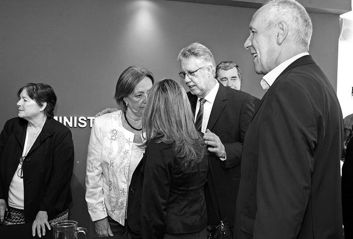 Matilde Rodríguez Larreta, María Julia Muñoz, Jorge Vázquez y Miguel Ángel Toma, ayer, luego del acto de asunción de las nuevas autoridades en la Junta de Transparencia y Ética Pública. Foto: Presidencia, s/d de autor