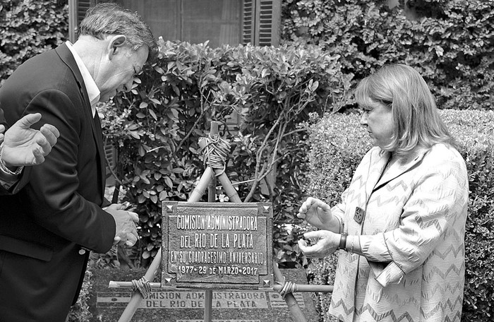 Los cancilleres de Uruguay, Rodolfo Nin Novoa, y de Argentina, Susana Malcorra, ayer, en la isla Martín García. Foto: Álvaro Salas, Presidencia