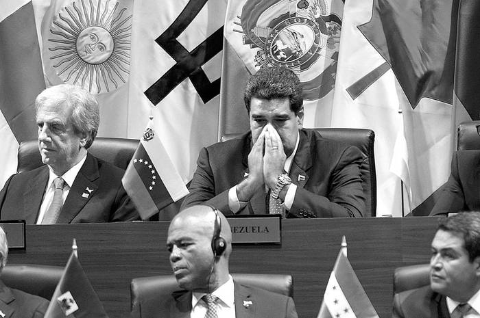 Tabaré Vázquez y Nicolás Maduro, en la Cumbre de las Américas, en Panamá, el 10 de abril de 2015. Foto: Johan Ordóñez, AFP