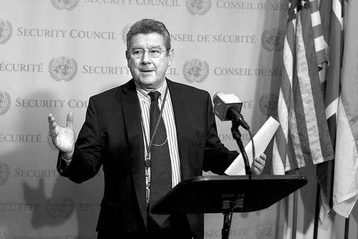 Elbio Rosselli, embajador de Uruguay ante la ONU, en rueda de prensa en la sede de la ONU, en Nueva York. / foto: Timoteo A. Clary, AFP (archivo, enero de 2016)