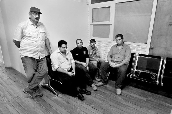 César Rodríguez, Richard Olivera, José Morales, Iván Vallejo y Marcelo Amaya, trabajadores de Arrozal 33, el viernes, en la Dirección Nacional de Trabajo. Foto: Federico Gutiérrez