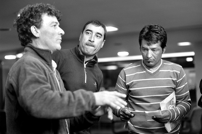 Eduardo Maldonado, Claudio Sánchez y  Ruben Rodríguez, delegados de la Federación Obrera de la Industria de la Carne y Afines y del sindicato de Frigorífico Durazno, ayer, antes de ingresar a la comisión de Legislación del Trabajo. Foto: Federico Gutiérrez.
