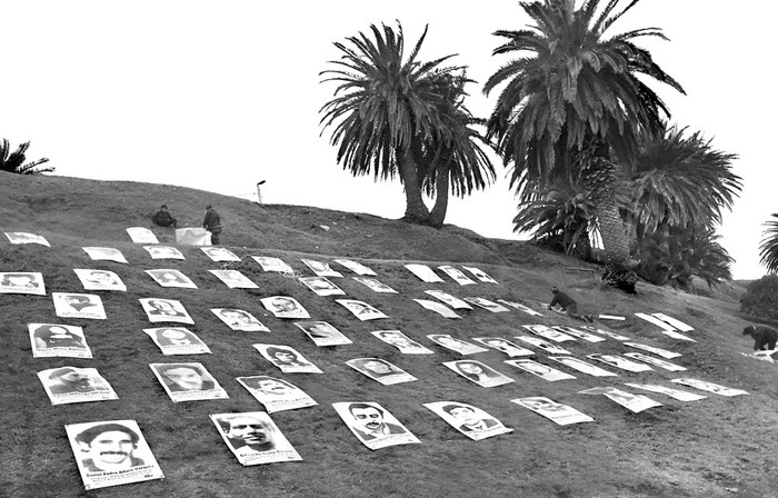 Instalación con imágenes de los desaparecidos, el domingo, en las canteras del Parque Rodó. Foto: Iván Franco