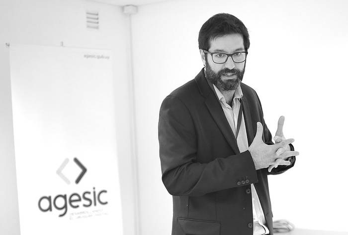 Santiago Paz, director de Seguridad Informática de AGESIC, durante una conferencia de prensa, ayer, en la Torre Ejecutiva. Foto: Pablo Vignali