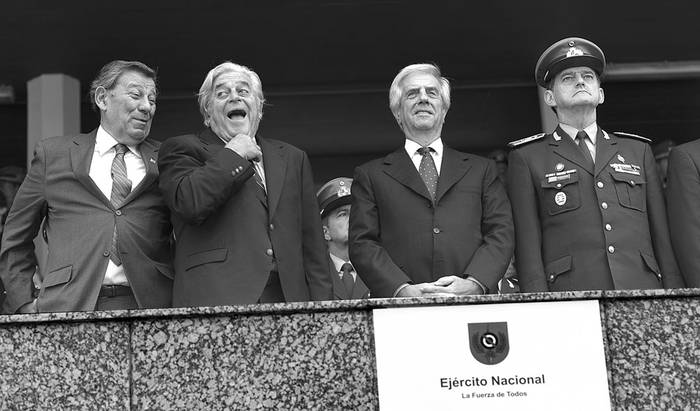 Rodolfo Nin Novoa, Luis Alberto Lacalle, Tabaré Vázquez y Guido Manini Ríos, ayer, en el acto conmemorativo del 206º aniversario del Ejército Nacional. Foto: Andrés Cuenca