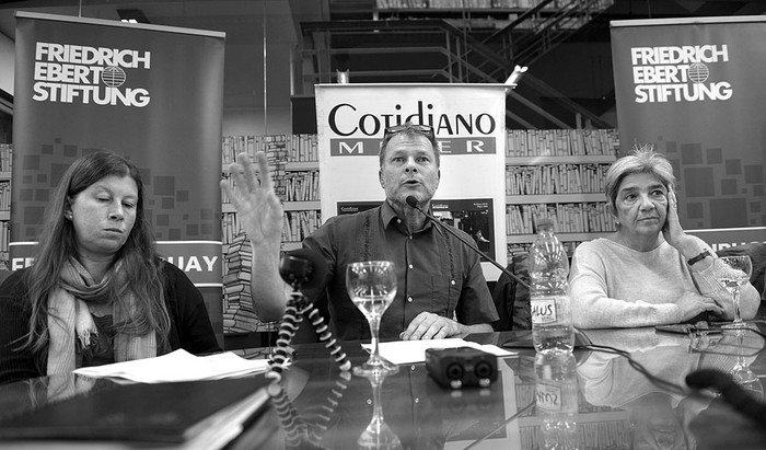 Lizzie Díaz, Teivo Teivainen y Lilian Celiberti, ayer, en la Biblioteca Nacional. Foto: Andrés Cuenca