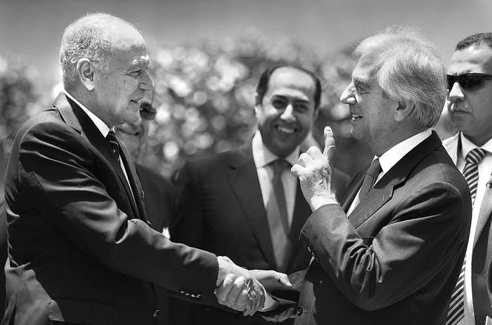 El secretario general de la Liga Árabe, Ahmed Aboul Gheit (i), y el presidente uruguayo Tabaré Vázquez, ayer, en la sede de la Liga de los Estados Árabes, en El Cairo. Foto: Mohamed El Shahed, AFP