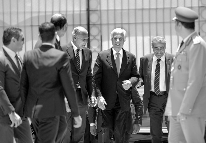 El secretario general de la Liga Árabe Ahmed Aboul Gheit y el presidente uruguayo Tabaré Vázquez, en la sede de la Liga de los Estados Árabes en El Cairo, el 1 de junio. Foto: Mohamed El-Shahed, AFP
