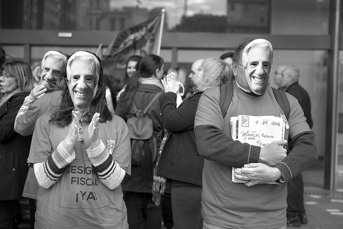 Movilización de funcionarios judiciales, ayer, en la Torre Ejecutiva. Foto: Andrés Cuenca