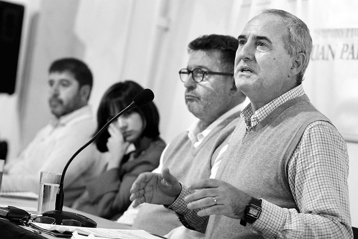De der. a izq.: Horacio Otonelli, Fernando Butazzoni, Cynthia Pérez y Fernando Pereira, ayer en la sede de la Asociación Sindical Uruguaya. Foto: Iván Franco