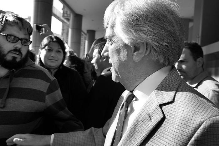 Tabaré Vázquez con manifestantes “cincuentones”, ayer, fuera de la Torre Ejecutiva. Foto: Presidencia, s/d de autor