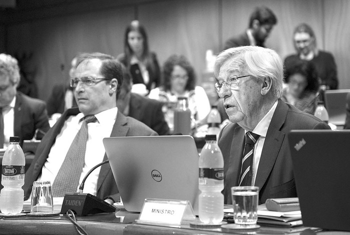 Danilo Astori (d) y Andrés Masoller, ayer, en la Comisión de Presupuesto y Hacienda, en el edificio anexo del Palacio Legislativo. Foto: Andrés Cuenca