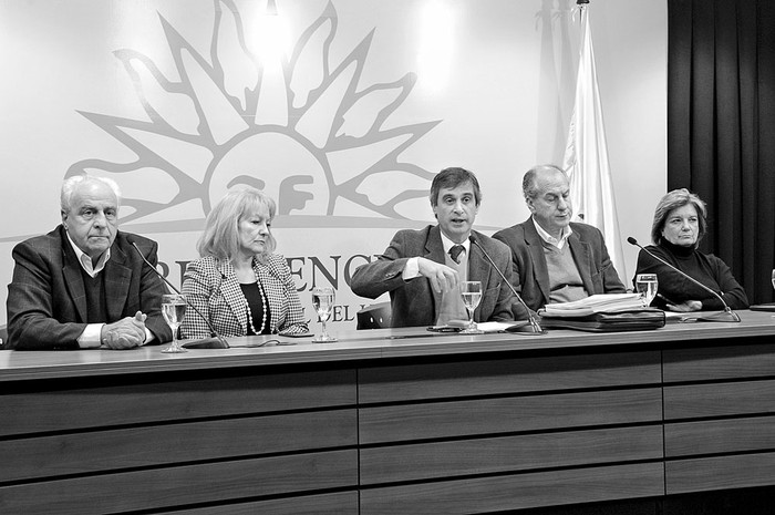 Víctor Rossi, ministro de Transporte y Obras Públicas; Carolina Cosse, ministra de Industria, Energía y Minería; Álvaro García, director de la Oficina de Planeamiento y Presupuesto; Ernesto Murro, ministro de Trabajo y Seguridad Social; y Eneida de León, ministra de Vivienda, Ordenamiento Territorial y Medio Ambiente, en rueda de prensa, ayer, luego del Consejo de Ministros. Foto: Walter Paciello, Presidencia