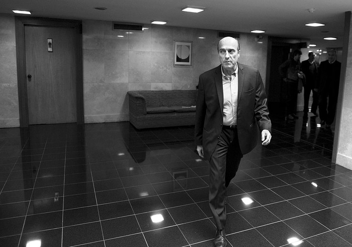 Daniel Martínez asiste a la comisión investigadora de la planta regasificadora en Puntas de Sayago, ayer, en el edificio anexo del Palacio Legislativo. Foto: Andrés Cuenca