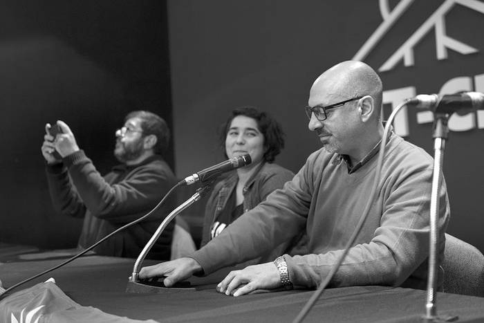 Fernando Pereira, Tamara García y Marcelo Abdala, durante una rueda de prensa, ayer, en la sede del PIT-CNT. Foto: Andrés Cuenca