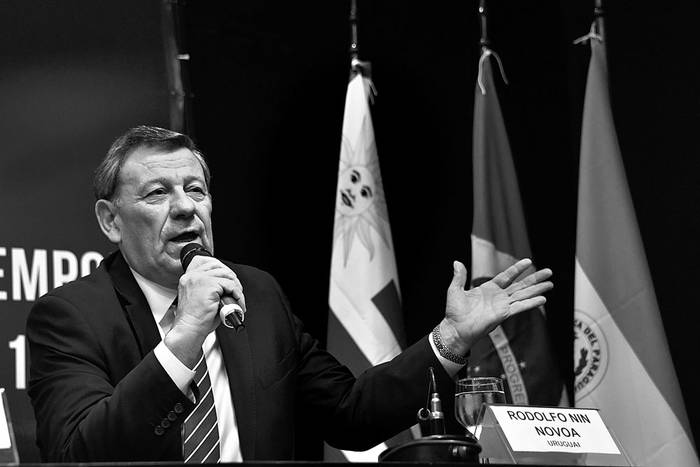 Rodolfo Nin Novoa habla durante una conferencia de prensa, después de que el Mercosur decidió suspender a Venezuela, el sábado, en San Pablo, Brasil. Foto: Nelson Almeida, AFP