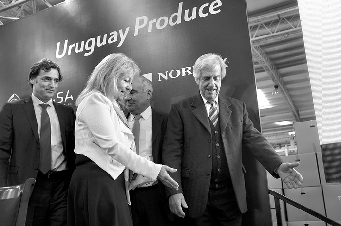 Federico de Posadas, director ejecutivo de Nordex; Carolina Cosse, ministra de Industria, Energía y Minería; Manuel Güelfi, director de Peugeot; y Tabaré Vázquez, presidente de la República, ayer, en la planta de Nordex. Foto: Pablo Vignali