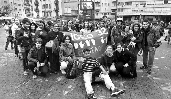 Concentración de sordos, ayer, en la explanada de la Intendencia de Montevideo. Foto: Federico Gutiérrez