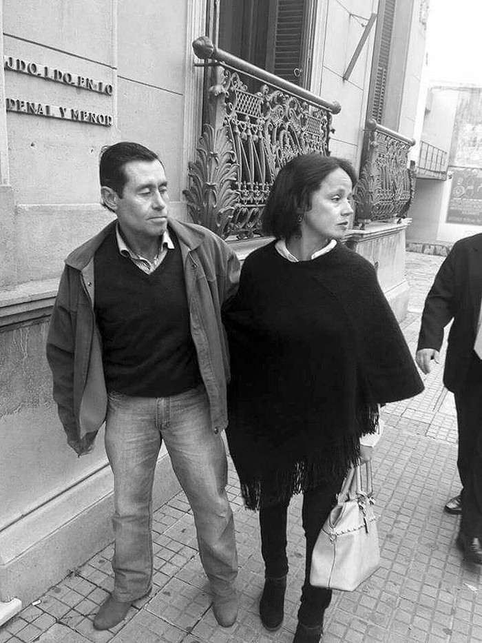 Hugo Leites Iglesia y su esposa, el miércoles, a la salida del juzgado de Salto. Foto: Gonzalo Sualina, Salto al Día