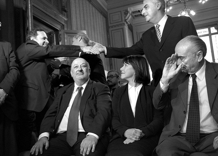 Wilfredo Penco, Ana Lía Piñeyrúa y José Arocena, ayer, en la antesala del Senado. Foto: Pablo Vignali