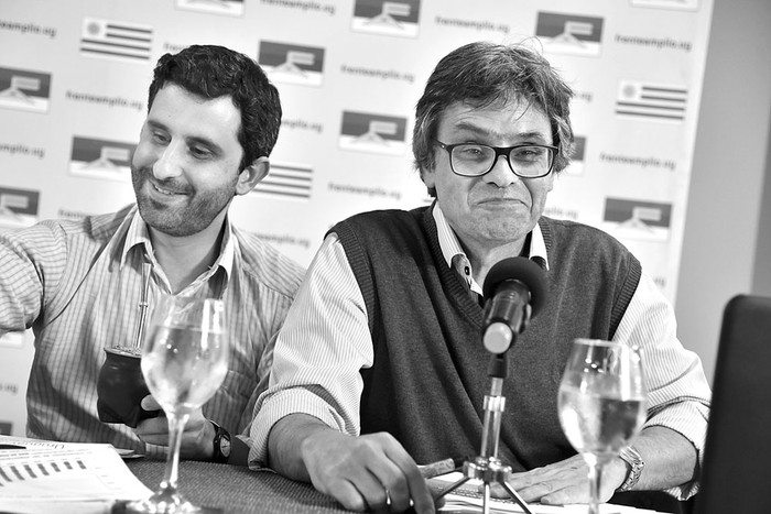 Daniel Caggiani y Gabriel Papa, durante una charla sobre Inserción Internacional, ayer, en la sede del Frente Amplio. Foto: Pablo Albarenga.