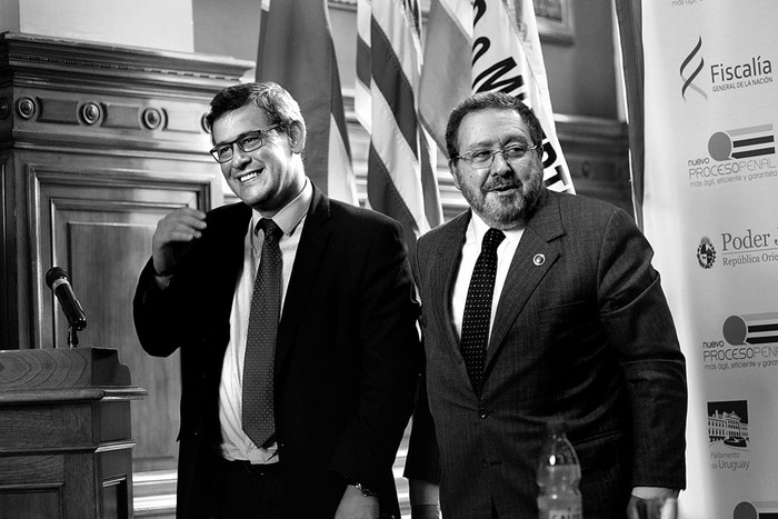 Jorge Díaz, fiscal de Corte, y Jorge Chediak, presidente de la Suprema Corte de Justicia, ayer, en el lanzamiento del nuevo Código de Proceso Penal, en el Palacio Legislativo. Foto: Andrés Cuenca