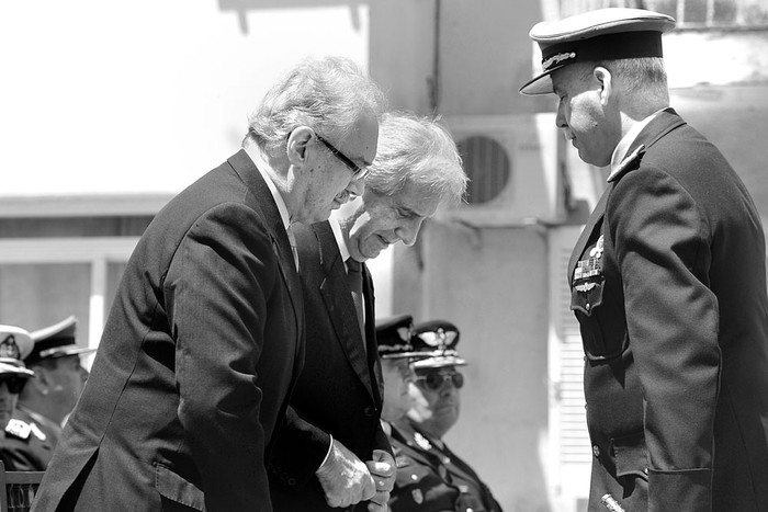 Jorge Menéndez, Tabare Vázquez y el general Juan José Saavedra, ayer, en el Estado Mayor de la Defensa. Foto: Federico Gutiérrez