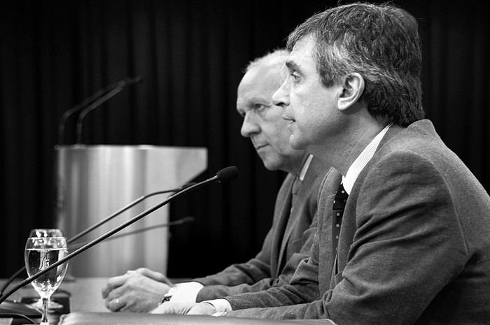 Miguel Ángel Toma y Álvaro García, luego del Consejo de Ministros, ayer, en la Torre Ejecutiva. Foto: Walter Paciello, Presidencia
