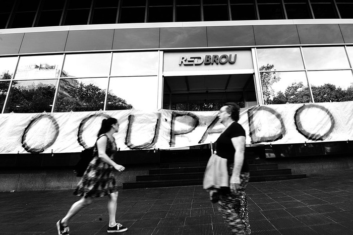 Agencia 19 de Junio del Banco República, ocupada por Asociación de Empleados Bancarios del Uruguay. Foto: Federico Gutiérrez